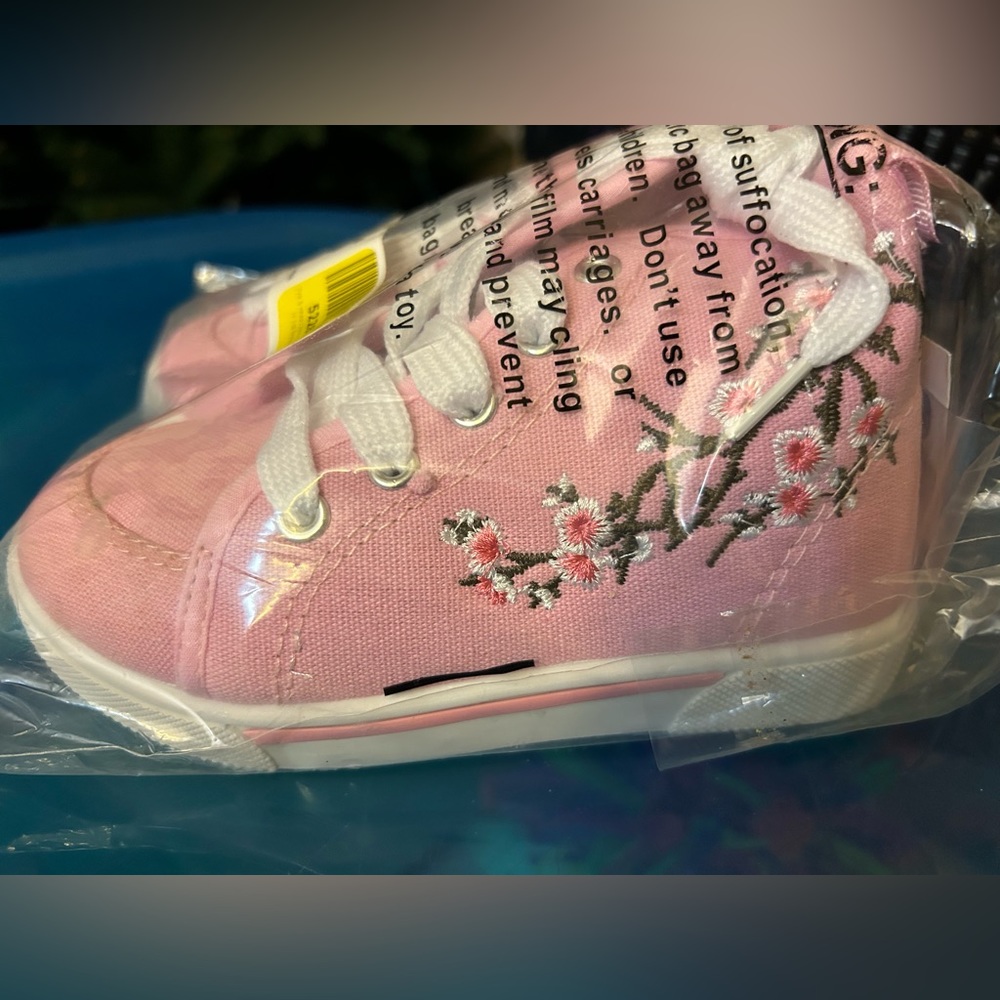 Chillipop Girl’s embroidered cherry blossoms high top sneaker size 8 NWT
